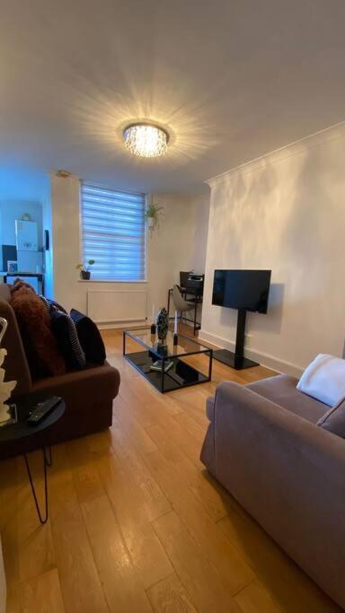 2 Bedroom Flat In Camberwell Green - Central Location With Excellent Connections To Tourist Attractions And Main London Airports Extérieur photo