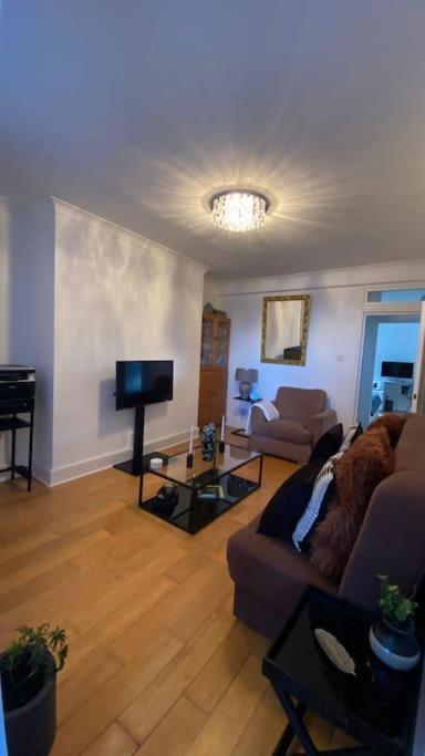 2 Bedroom Flat In Camberwell Green - Central Location With Excellent Connections To Tourist Attractions And Main London Airports Extérieur photo